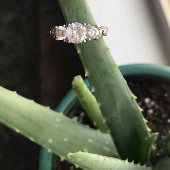 14k white gold engagement ring with Cubic Zirconia - Picture 2 of 3